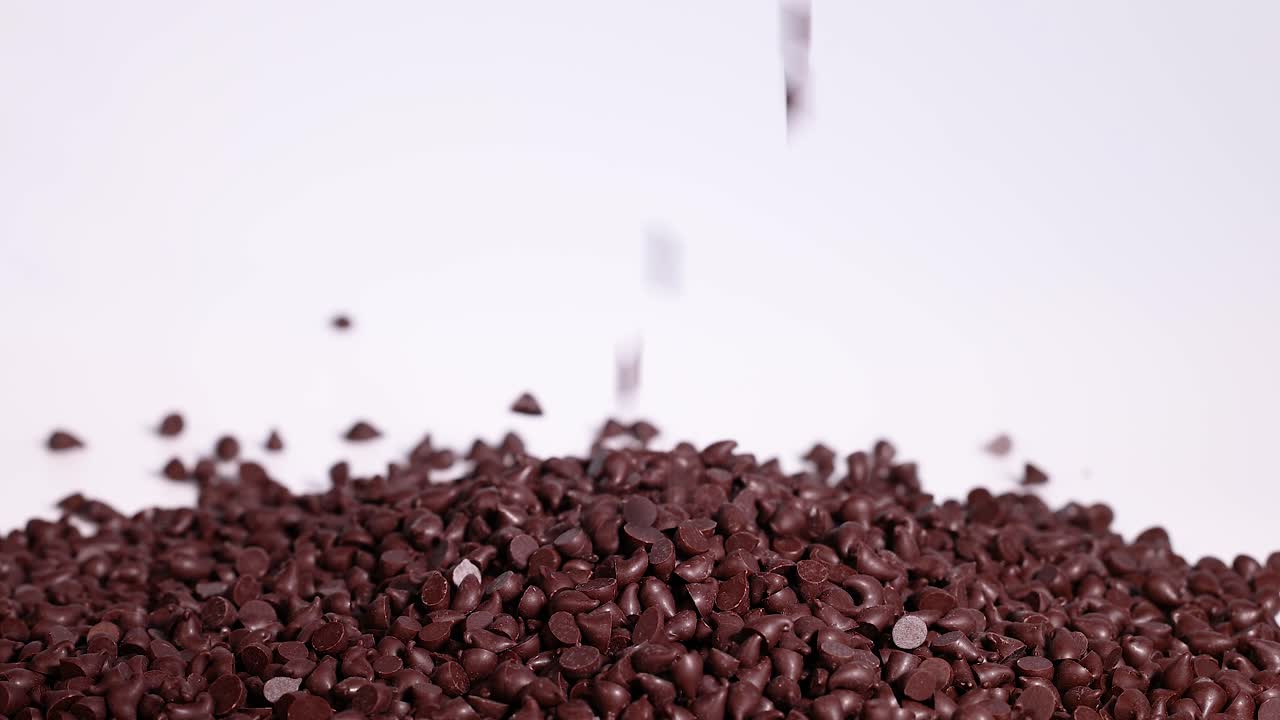 초콜릿 조각이 떨어지고 어리로 축적됩니다.