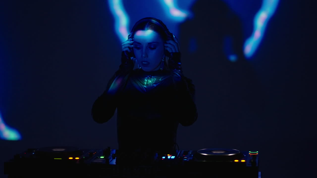 dj mujer mezclando música en tocadiscos en un club nocturno