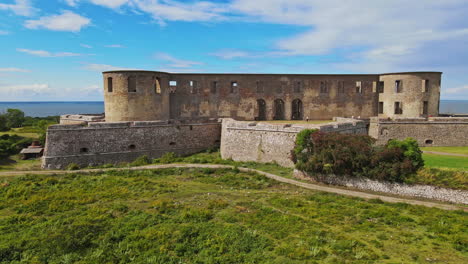 Famous-Borgholm-Castle-Reveals-The-Seascape-Under-The-Blue-Sky-In-Borgholm,-Öland,-Sweden