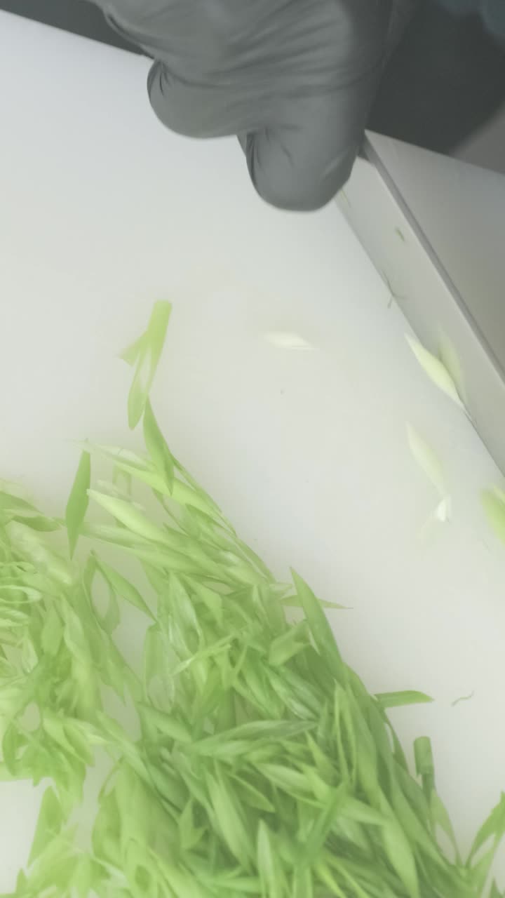 измельчать зеленый лук