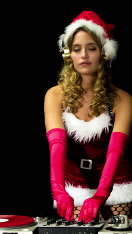 una mujer baila con un lindo disfraz de santa claus para la discoteca navideña en vertical.