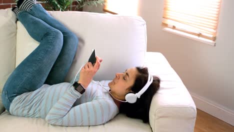 mujer escuchando música con auriculares