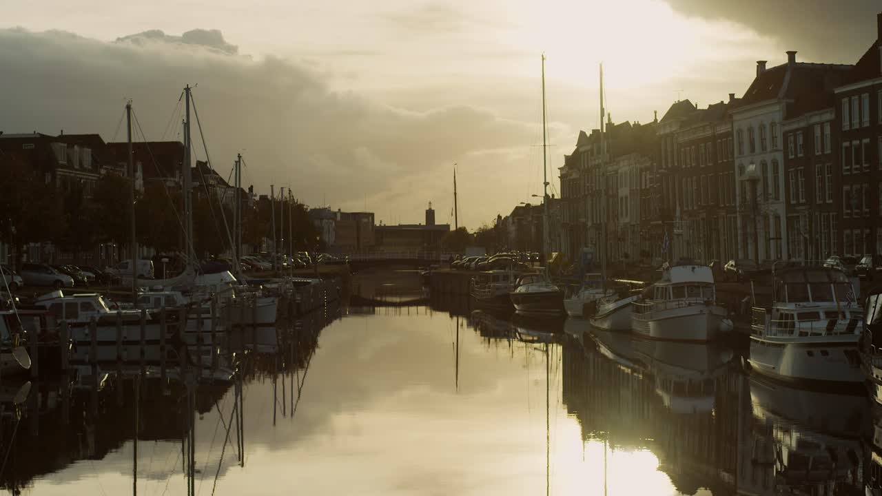 역사적인 도시인 미델부르크(middelburg)에 있는 오래된 항구의 넓은 전망