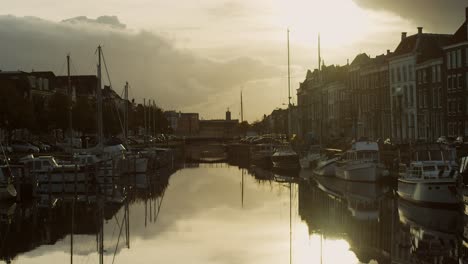 Weite-Ansicht-Des-Alten-Hafens-In-Der-Historischen-Stadt-Middelburg