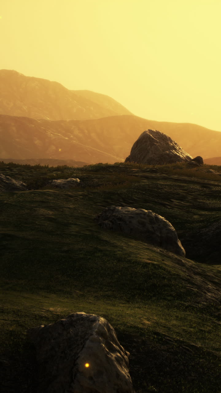 산의 초원 위에서 해가 뜨거나 해가 지는 것