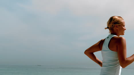 Deportista-Corriendo-Por-La-Playa