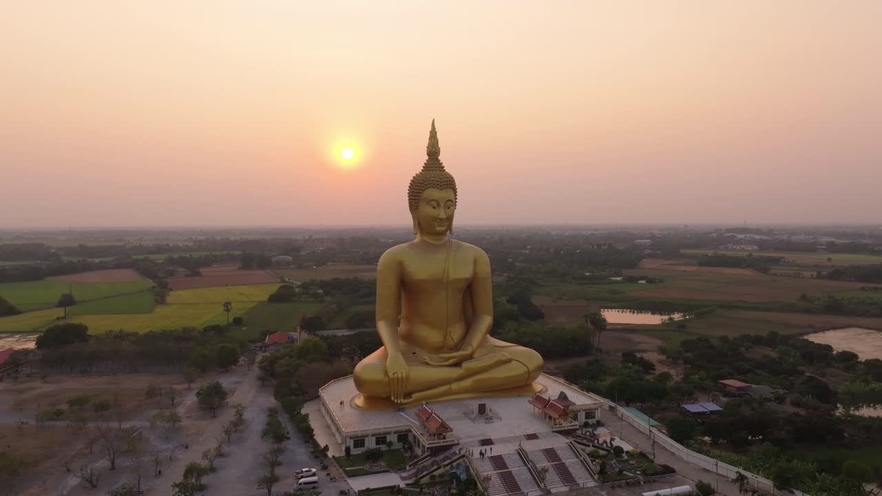 Ripresa aerea della statua del Grande Buddha nella luce dorata, Wat Muang