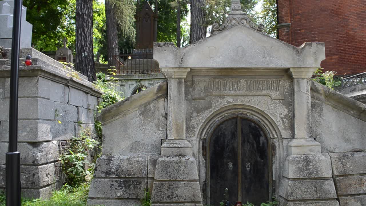 Sepulturas antigas. Lviv, Ucrânia. Cemitério de Lychakiv, o complexo histórico e memorial (desde 1991) em Lviv, no distrito histórico de Lychakiv, um dos cemitérios mais antigos da Ucrânia