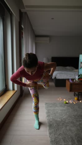 mujer practicando yoga en casa