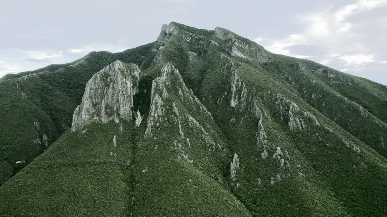 cerro de la silla tarde nublada monterrey nuevo leon mexico verano vuelo dron
