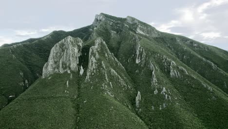 Cerro-De-La-Silla-Bewölkter-Nachmittag-Monterrey-Nuevo-Leon-Mexiko-Sommerflug-Drohne