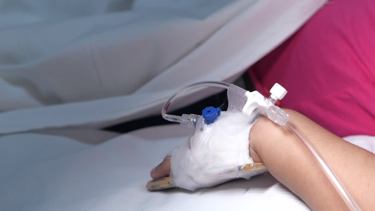 Paziente bambino che riceve un'infusione endovenosa
