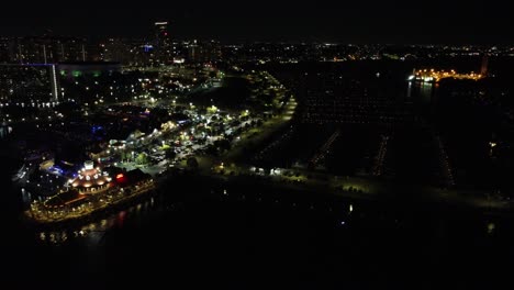 Drohnenaufnahmen-Aus-Der-Luft-Von-Downtown-Long-Beach-Und-Rainbow-Harbor-Nach-Einbruch-Der-Dunkelheit