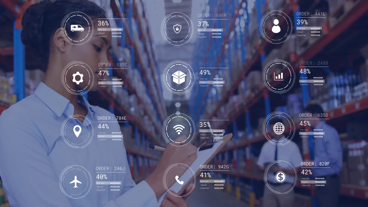 animación de procesamiento de datos contra una supervisor bi-racial que escribe en el clipboard en el almacén