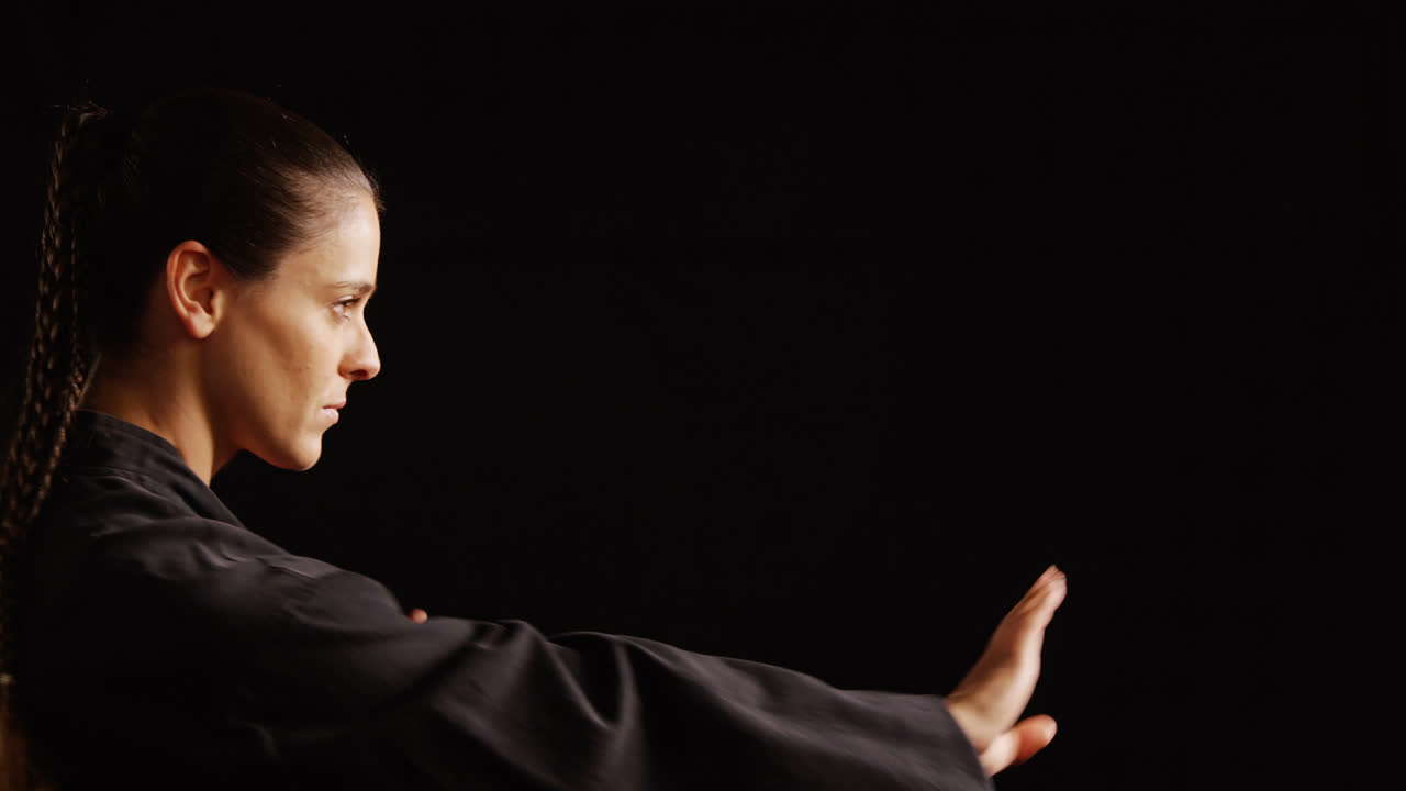 카라테 자세 를 수행 하는 카라테 선수