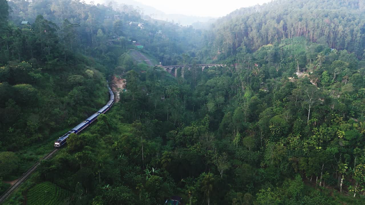 Tren circulando hacia el puente de los nueve arcos en Sri Lanka
