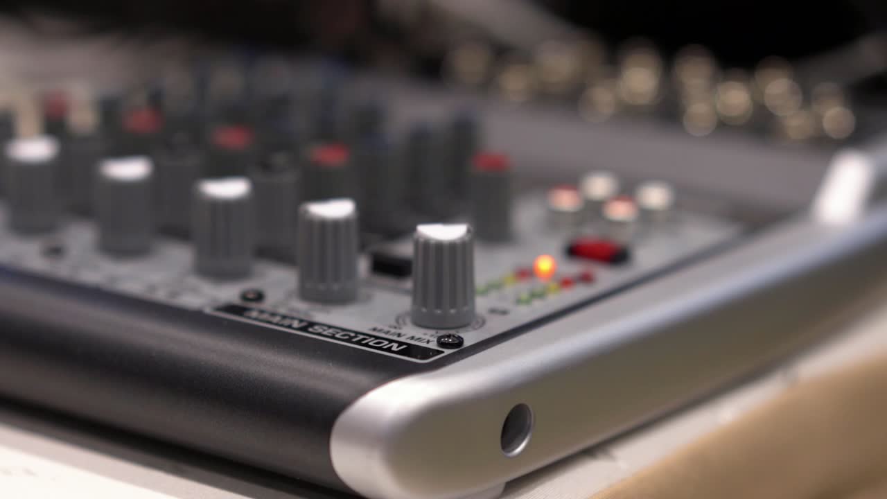 primer plano de un mezclador de audio
