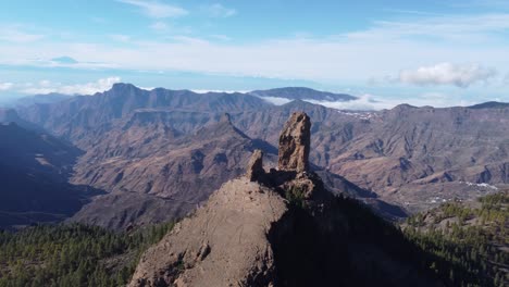 sobrevuelo de roque nublo, una roca volcánica en la caldera de tejeda, gran canaria, islas canarias, españa