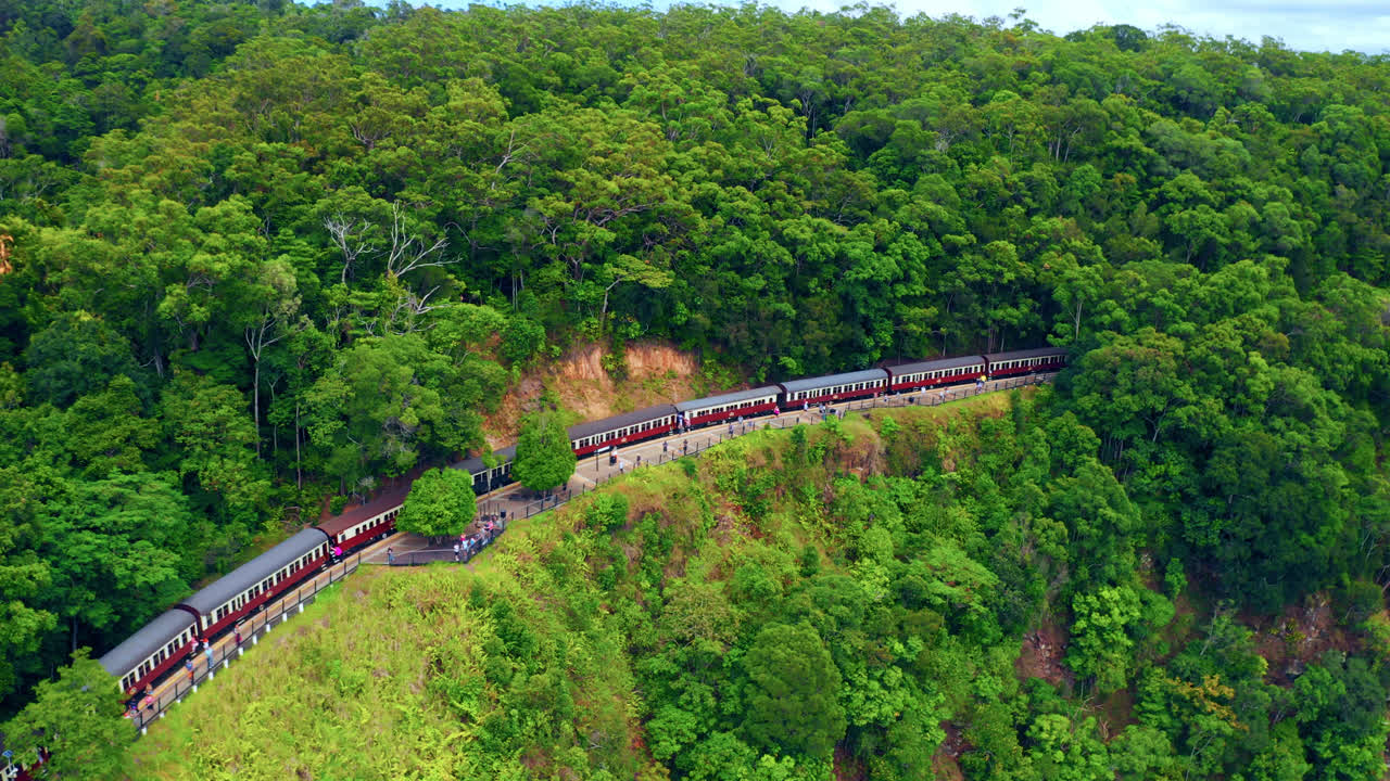 varios turistas bajan del tren del ferrocarril panorámico de kuranda para ver el desfiladero de barron en tablelands cerca de cairns en queensland, australia