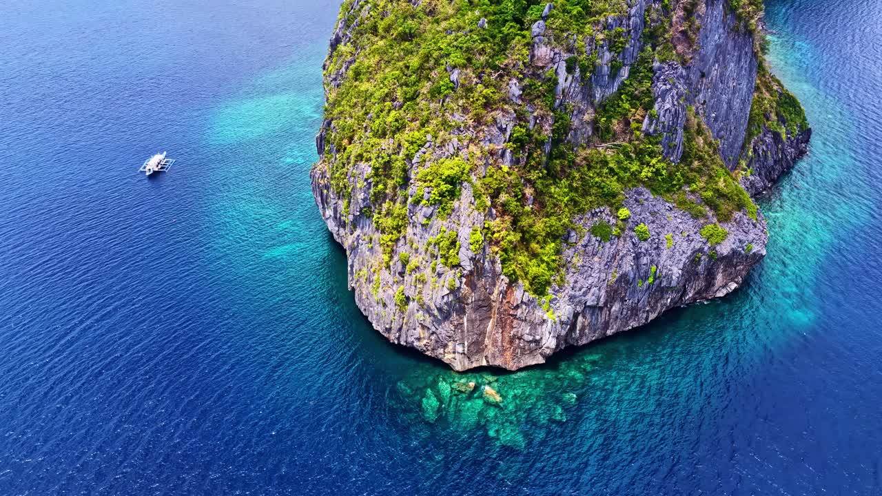 Formazioni montuose carsiche a El Nido, Palawan, Filippine. Ripresa aerea.