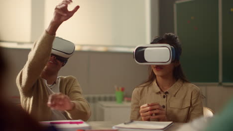 Schüler-Nutzen-VR-Brillen-Im-Klassenzimmer.-Studierende-Tauchen-In-Die-Virtuelle-Realität-Ein