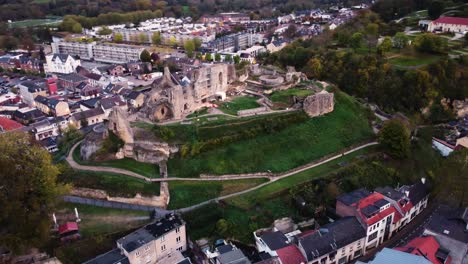 ruinas del antiguo castillo en valkenburg, países bajos, vista aérea de la órbita del dron