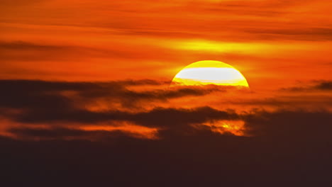 Lapso-De-Tiempo-Del-Sol-Cercano-Saliendo-A-Través-De-Las-Nubes-En-Un-Hermoso-Amanecer