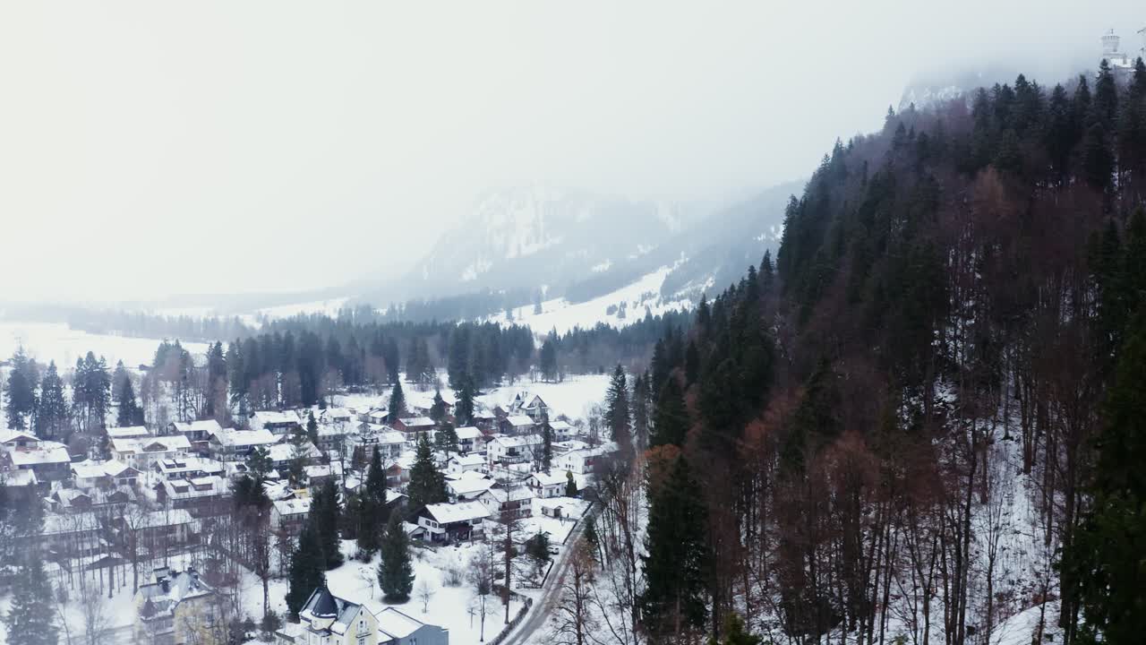 산 과 숲 을 가진 눈 인 알프스 마을