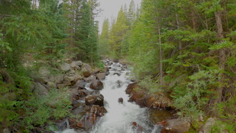 Ein-Bach-Schneidet-Durch-Die-Berge-N-Colorado