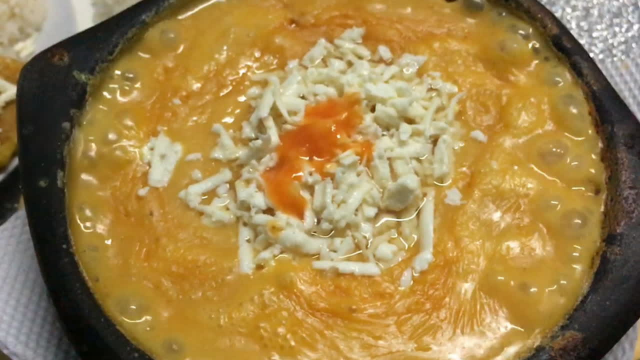 кастрюля с морепродуктами, кипяток