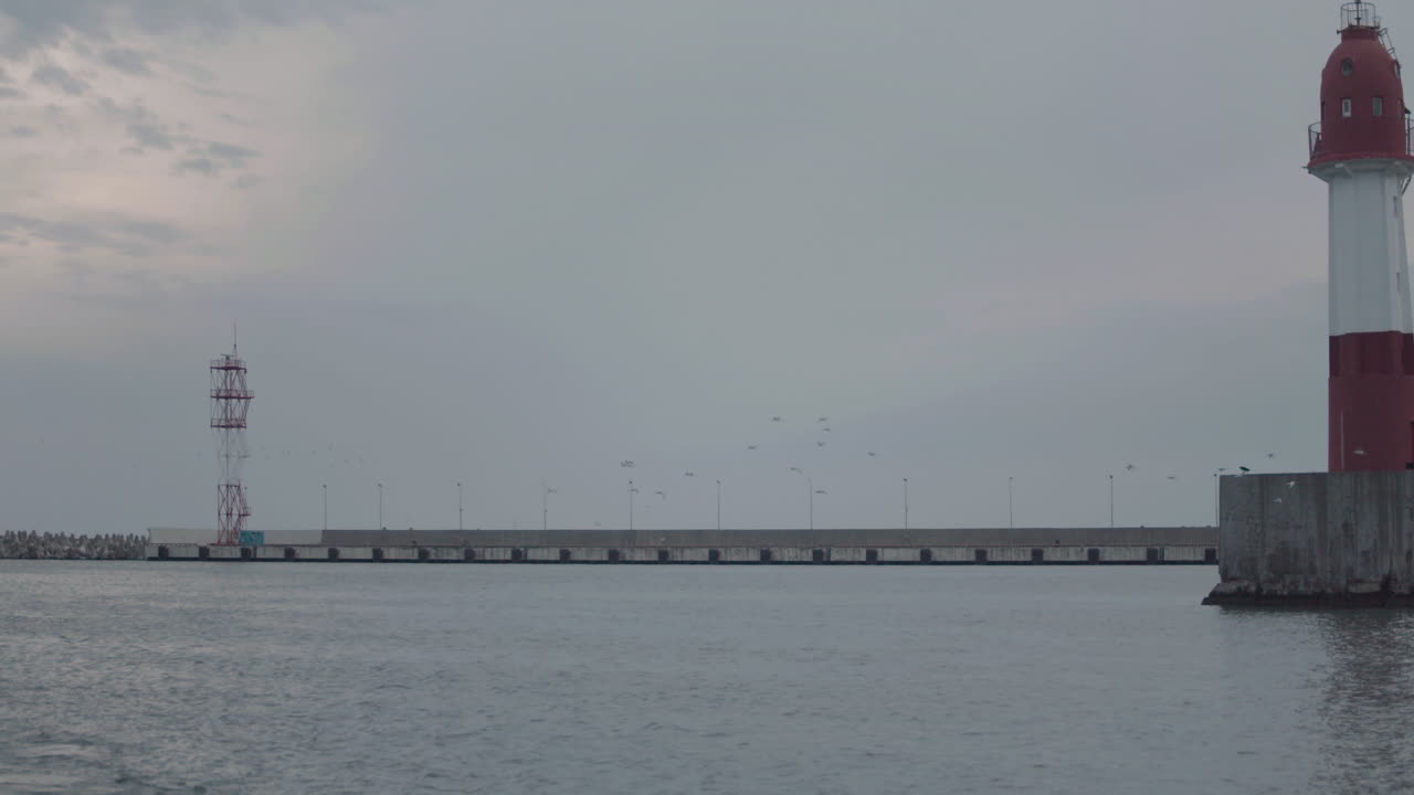 구름이 많은 날씨 에 항구 에 있는 등대