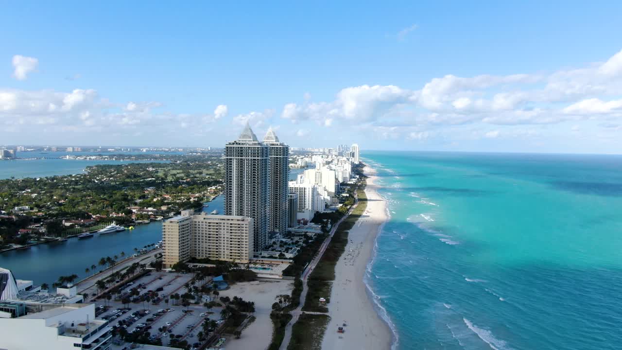 Edifici condominiali di lusso costruiti su una stretta striscia di terra nell'area Mid-Beach di Miami Beach, in Florida.