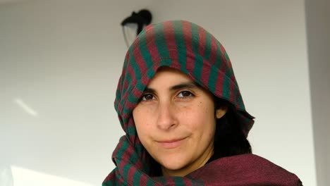 portret van arabische vrouw in een hoofddoek