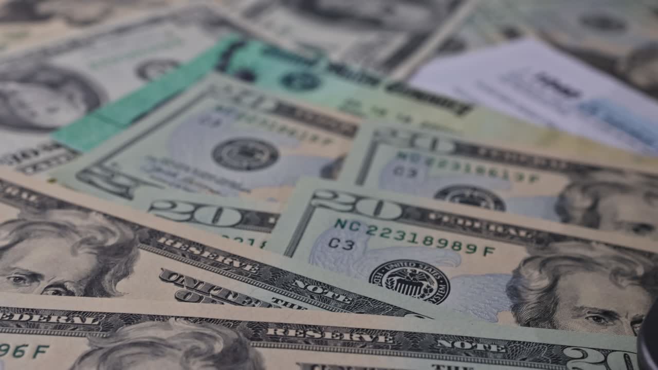 cheque de alivio de estímulo en dólares estadounidenses billete en efectivo sobre el formulario 7200, pago anticipado de créditos del empleador debido a covid-19