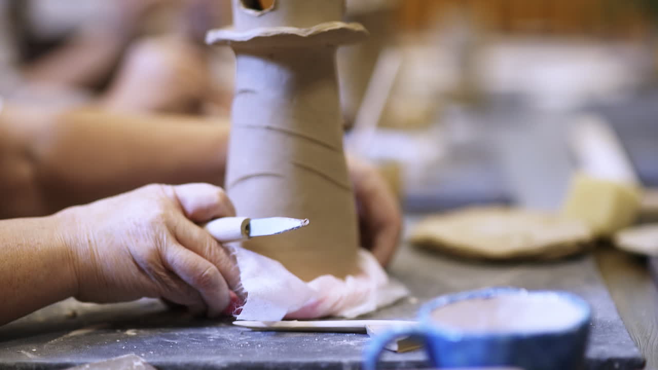 손으로 만든 점토 등대 조각