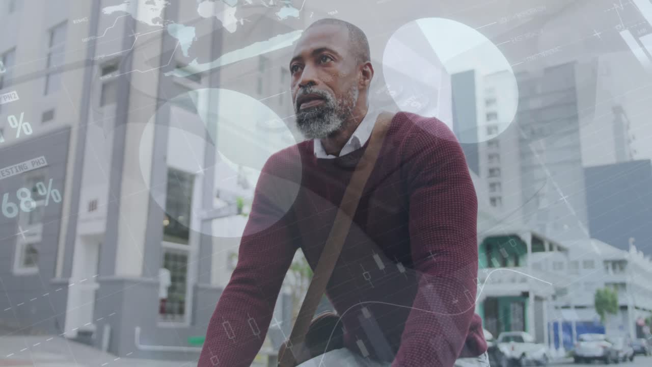 animación de la interfaz infográfica sobre un anciano afroamericano montando una bicicleta en la calle de la ciudad.