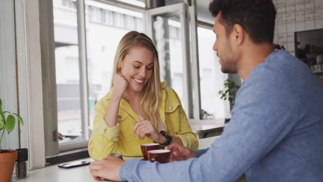 pareja caucásica disfrutando en una cafetería