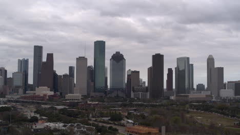 Toma-De-Establecimiento-Del-Centro-De-Houston-En-Un-Día-Nublado