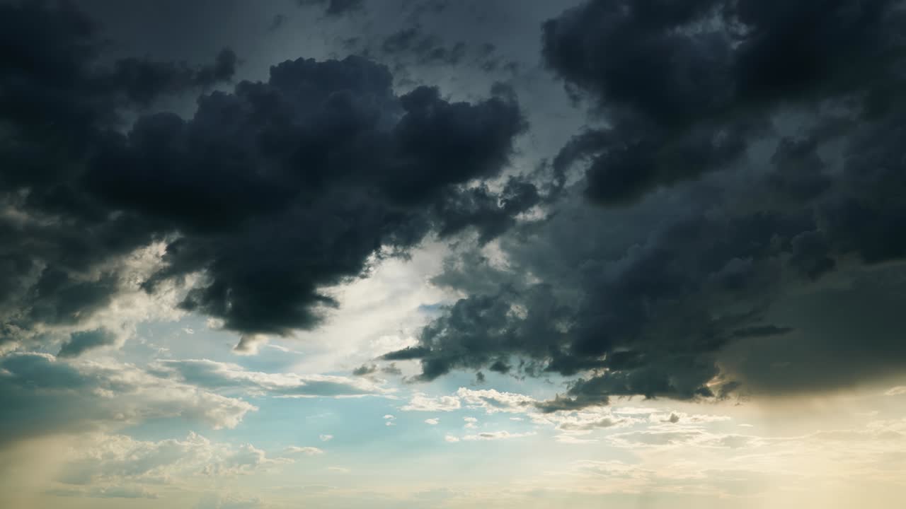 폭풍우와 함께 아름다운 어두운 극적인 하늘 비가 오기 전에 시간 경과