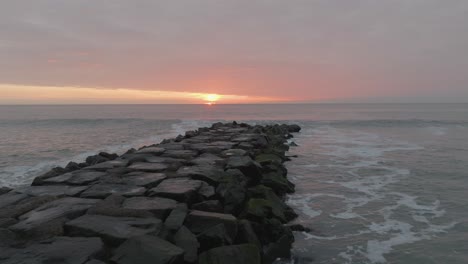 Einen-Steg-Hinunterfliegen,-Während-Ein-Wunderschöner-Sonnenaufgang-Aufgeht