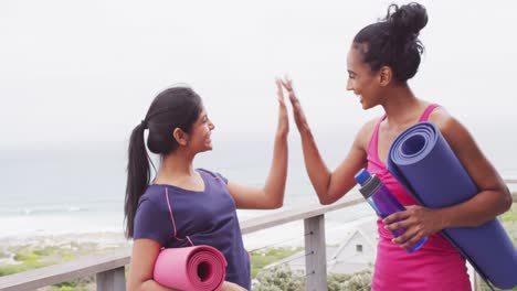 Vídeo-De-Amigas-Felices-Y-Diversas-Sosteniendo-Colchonetas-De-Yoga-Y-Aplaudiendo