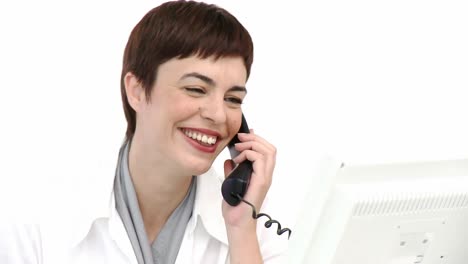 mujer de negocios alegre en el teléfono
