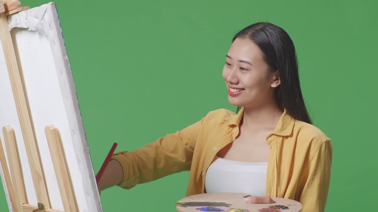 미술 스튜디오에서 그림 그리는 여자