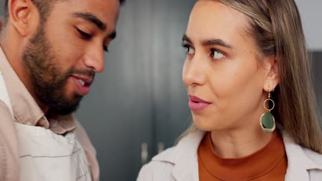 una joven pareja en la cocina, gente cocinando en méxico.