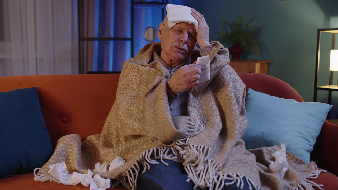 노인 할아버지 남자가 감기나 알레르기를 고, 집에 앉아서 킨에 코 을 습니다.