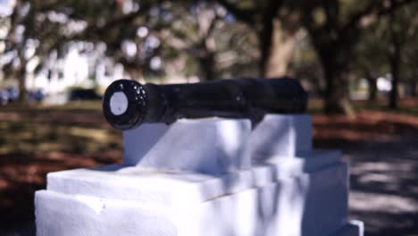 A-rack-focus-of-a-canon-in-white-point-gardens-in-charleston,-SC