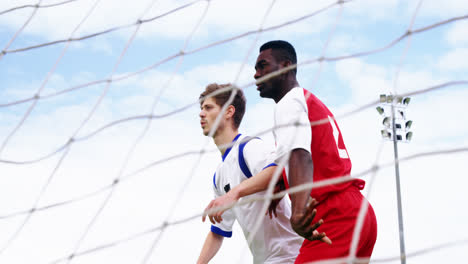 Zwei-Fußballspieler-Springen,-Um-Einen-Ball-Zu-Schlagen