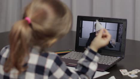 Fernunterricht-Für-Mädchen-Mit-Einem-Lehrer,-Der-Zu-Hause-Einen-Digitalen-Laptop-Verwendet