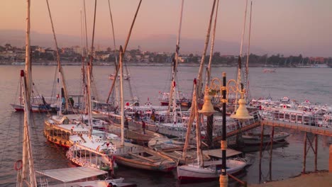 Barcos-Atracados-En-Luxor,-Sur-De-Egipto