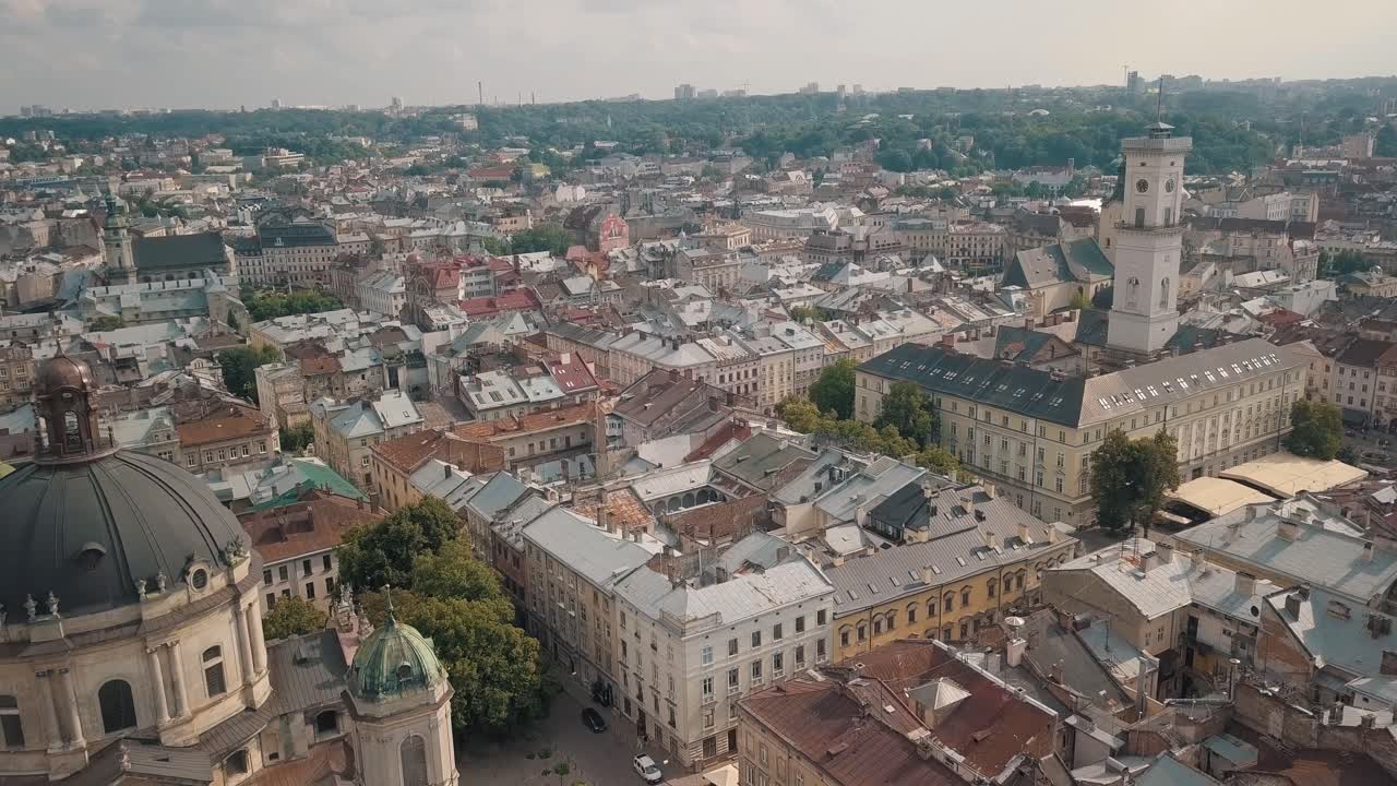 Vídeo aéreo de drone da cidade europeia de Lviv, Ucrânia. Praça Rynok, Câmara Municipal Central, Igreja Dominicana.